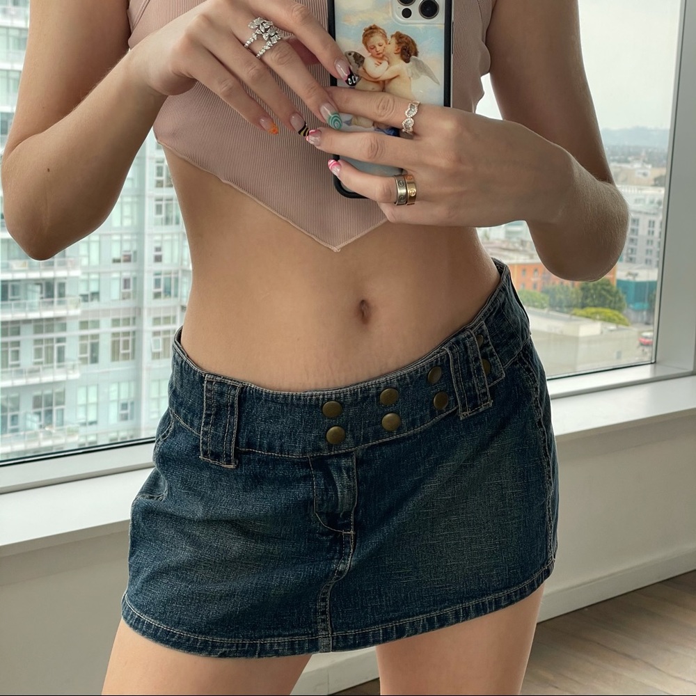 • iconic y2k micro denim skirt •